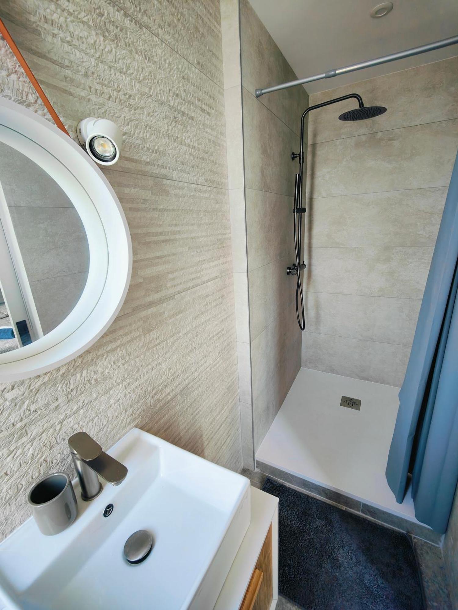 Self-Checkin Town House - Rooms To Rent In A Beautiful Modern Town House - Not A Hotel - Location De Chambres Avec Arrivee En Autonomie - Extra Fee For Sheets And Towels - Private Parking - Check Your Plateform Inbox And Follow Check-In Instructions Saint-Romain-en-Gal Kültér fotó