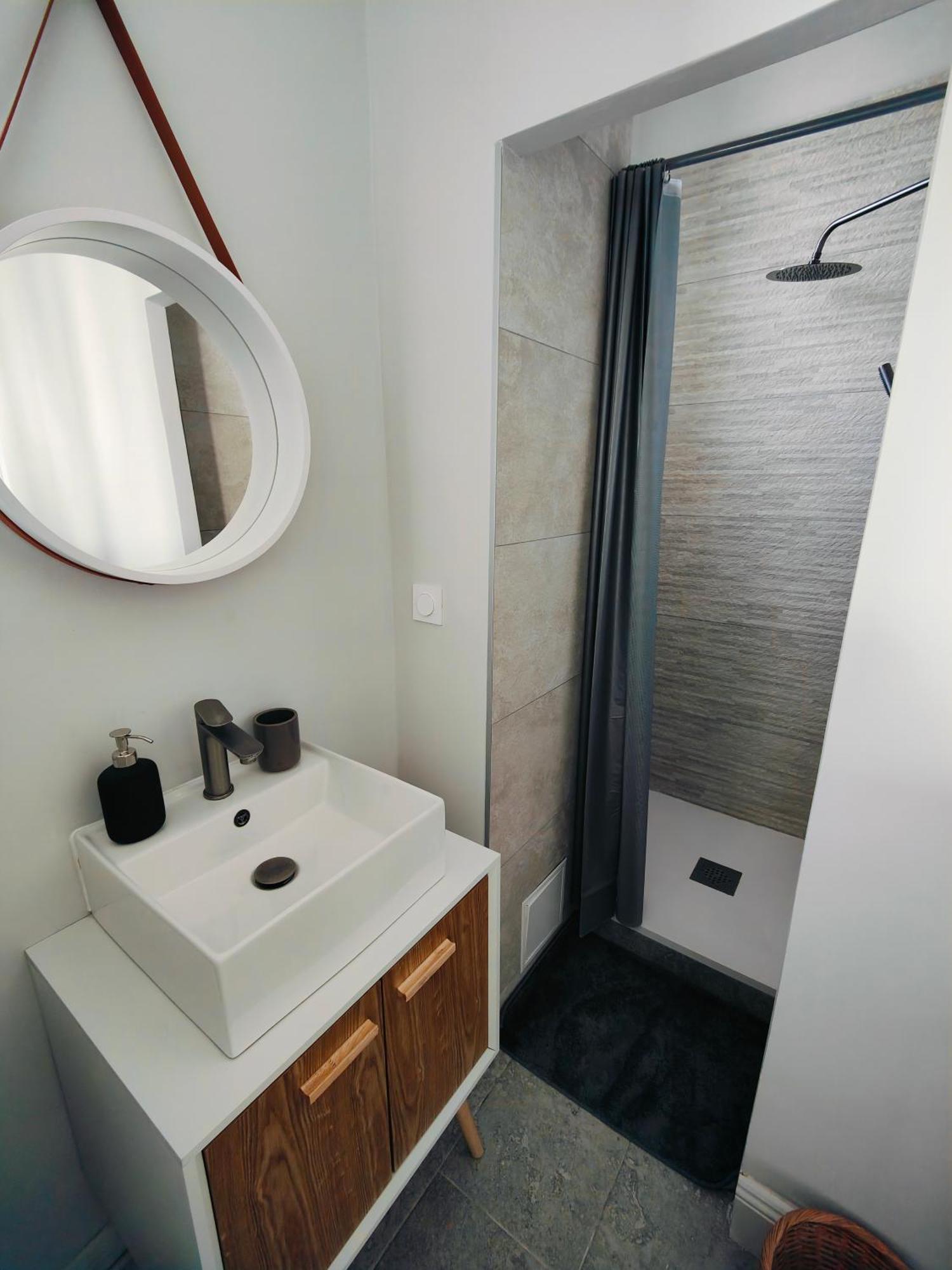 Self-Checkin Town House - Rooms To Rent In A Beautiful Modern Town House - Not A Hotel - Location De Chambres Avec Arrivee En Autonomie - Extra Fee For Sheets And Towels - Private Parking - Check Your Plateform Inbox And Follow Check-In Instructions Saint-Romain-en-Gal Kültér fotó